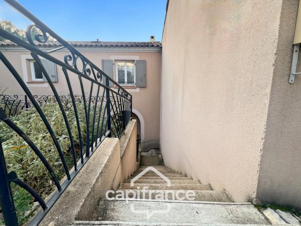 DOMAINE ET GOLF DE PONT ROYAL : villa de charme élevée d'un étage, établie sur un terrain de 524 m2, 3 chambres, piscine , un garage+ place de stationnement