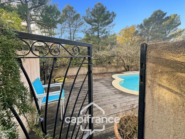 DOMAINE ET GOLF DE PONT ROYAL : villa de charme élevée d'un étage, établie sur un terrain de 524 m2, 3 chambres, piscine , un garage+ place de stationnement