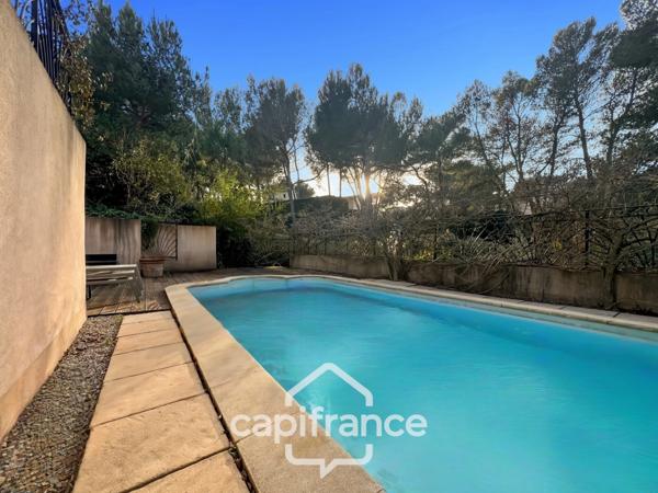 DOMAINE ET GOLF DE PONT ROYAL : villa de charme élevée d'un étage, établie sur un terrain de 524 m2, 3 chambres, piscine , un garage+ place de stationnement