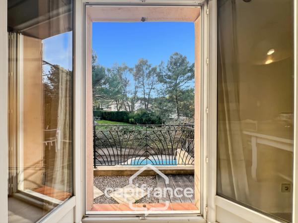 DOMAINE ET GOLF DE PONT ROYAL : villa de charme élevée d'un étage, établie sur un terrain de 524 m2, 3 chambres, piscine , un garage+ place de stationnement