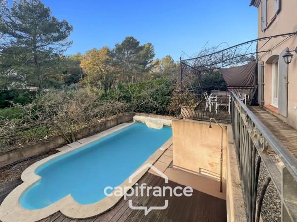 DOMAINE ET GOLF DE PONT ROYAL : villa de charme élevée d'un étage, établie sur un terrain de 524 m2, 3 chambres, piscine , un garage+ place de stationnement