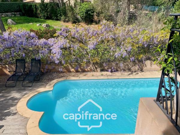 DOMAINE ET GOLF DE PONT ROYAL : villa de charme élevée d'un étage, établie sur un terrain de 524 m2, 3 chambres, piscine , un garage+ place de stationnement