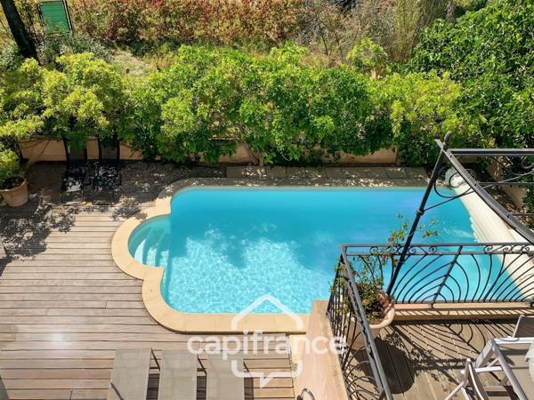 DOMAINE ET GOLF DE PONT ROYAL : villa de charme élevée d'un étage, établie sur un terrain de 524 m2, 3 chambres, piscine , un garage+ place de stationnement