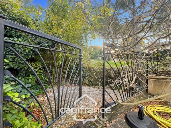 DOMAINE ET GOLF DE PONT ROYAL : villa de charme élevée d'un étage, établie sur un terrain de 524 m2, 3 chambres, piscine , un garage+ place de stationnement