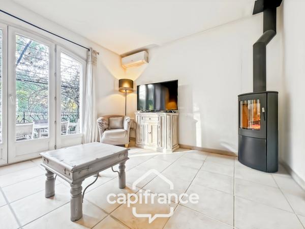 DOMAINE ET GOLF DE PONT ROYAL : villa de charme élevée d'un étage, établie sur un terrain de 524 m2, 3 chambres, piscine , un garage+ place de stationnement