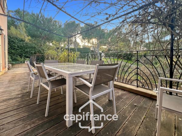 DOMAINE ET GOLF DE PONT ROYAL : villa de charme élevée d'un étage, établie sur un terrain de 524 m2, 3 chambres, piscine , un garage+ place de stationnement