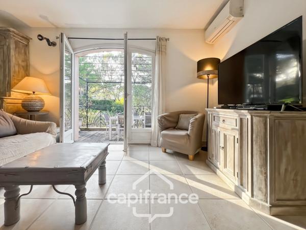 DOMAINE ET GOLF DE PONT ROYAL : villa de charme élevée d'un étage, établie sur un terrain de 524 m2, 3 chambres, piscine , un garage+ place de stationnement