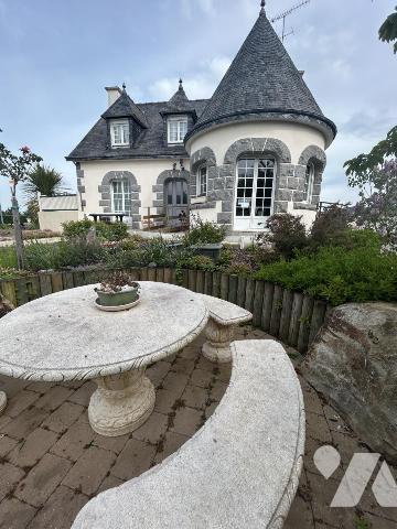 Maison en pierres avec grand jardin clos et terrain constructible détachable 