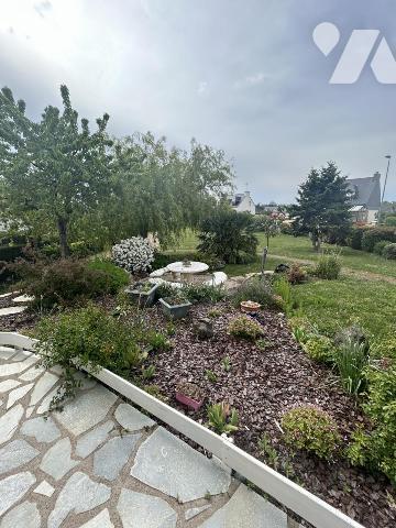 Maison en pierres avec grand jardin clos et terrain constructible détachable 