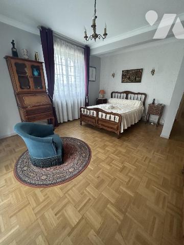 Maison en pierres avec grand jardin clos et terrain constructible détachable 