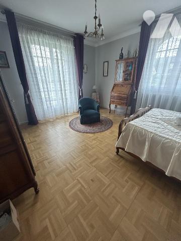Maison en pierres avec grand jardin clos et terrain constructible détachable 