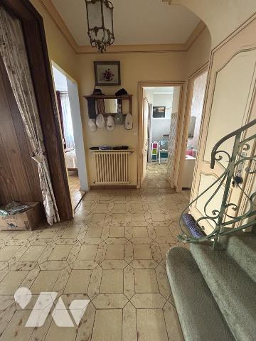 Maison en pierres avec grand jardin clos et terrain constructible détachable 
