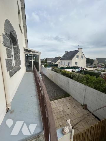 Maison en pierres avec grand jardin clos et terrain constructible détachable 