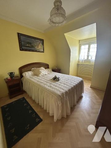 Maison en pierres avec grand jardin clos et terrain constructible détachable 