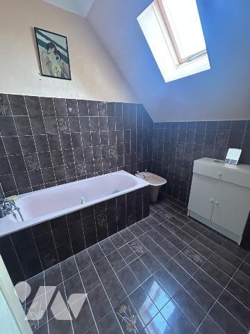 Maison en pierres avec grand jardin clos et terrain constructible détachable 