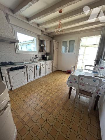 Maison en pierres avec grand jardin clos et terrain constructible détachable 