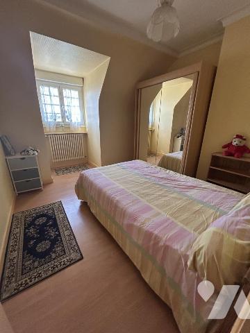 Maison en pierres avec grand jardin clos et terrain constructible détachable 