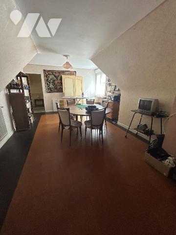 Maison en pierres avec grand jardin clos et terrain constructible détachable 