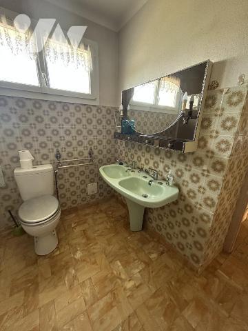 Maison en pierres avec grand jardin clos et terrain constructible détachable 