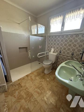 Maison en pierres avec grand jardin clos et terrain constructible détachable 