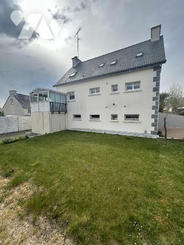 Maison en pierres avec grand jardin clos et terrain constructible détachable 