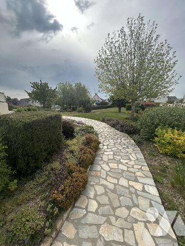 Maison en pierres avec grand jardin clos et terrain constructible détachable 
