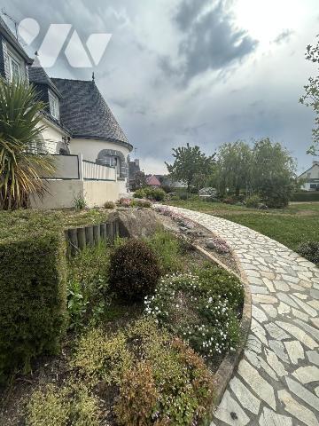 Maison en pierres avec grand jardin clos et terrain constructible détachable 