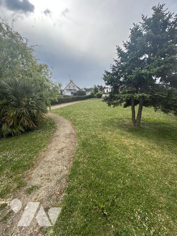 Maison en pierres avec grand jardin clos et terrain constructible détachable 