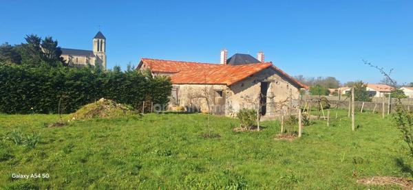 🏡 Corps de ferme en pierre 215 m² – Toitures neuves – Terrain 1 712 m² à St-Julien-des-Landes (85)