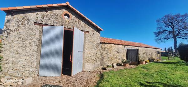 🏡 Corps de ferme en pierre 215 m² – Toitures neuves – Terrain 1 712 m² à St-Julien-des-Landes (85)