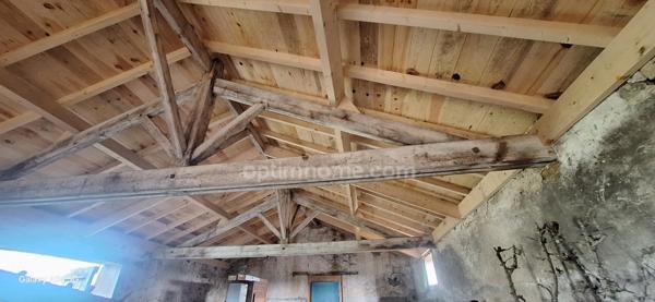 🏡 Corps de ferme en pierre 215 m² – Toitures neuves – Terrain 1 712 m² à St-Julien-des-Landes (85)