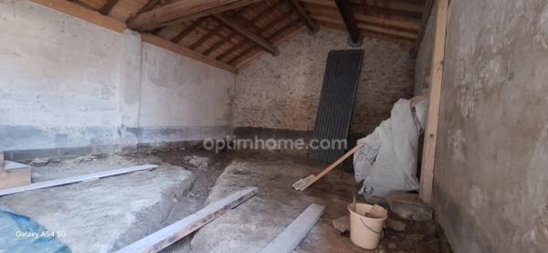 🏡 Corps de ferme en pierre 215 m² – Toitures neuves – Terrain 1 712 m² à St-Julien-des-Landes (85)