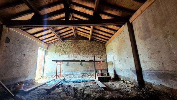 🏡 Corps de ferme en pierre 215 m² – Toitures neuves – Terrain 1 712 m² à St-Julien-des-Landes (85)