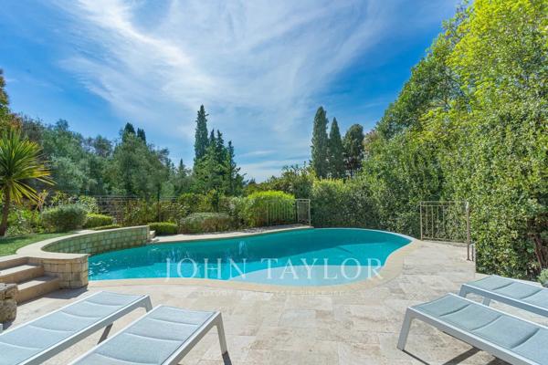 Proche Mougins Village – Beau mas provençal rénové