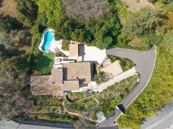 Proche Mougins Village – Beau mas provençal rénové