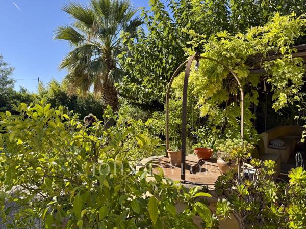Bastide du XVIIIᵉ siècle au cœur des vignes