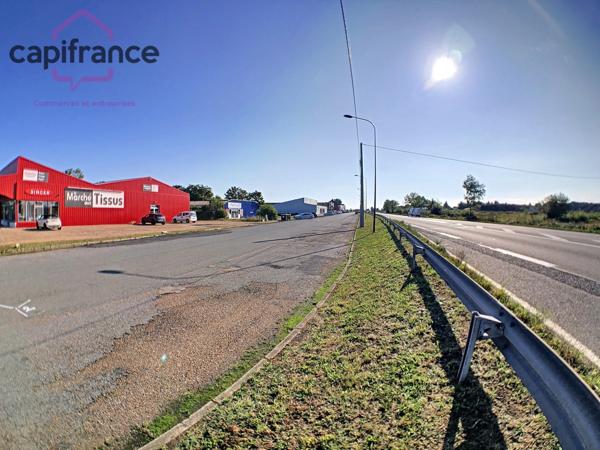 Dpt Saône et Loire (71), à vendre VITRY EN CHAROLLAIS Local commercial de 975m2 toitures et nombreux travaux suite sinistre grêle 06/2022