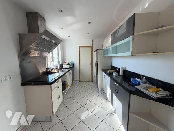 Immeuble à vendre à Coudekerque-Branche (59210), secteur centre ville. 

Immeuble mixte à usa...