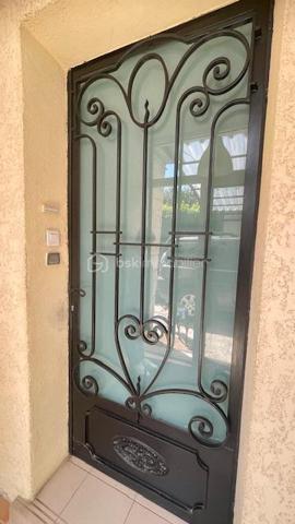 EN EXCLUSIVITÉ – Maison familiale avec vue dégagée – Nîmes Saint-Césaire
Maison offrant de nombreuses possibilités : cette maison peut convenir pour une famille nombreuse ou bien pour un regroupement familial en créant 2 logements indépendant (un au rez-de-chaussée et l'autre à l'étage)

Située sur les hauteurs de Nîmes Saint-Césaire, dans un environnement calme et recherché, découvrez cette spacieuse maison familiale de 145 m², implantée sur un terrain clos et arboré avec différents espaces de détentes.

Organisée sur deux niveaux, elle offre de beaux volumes et de nombreuses possibilités 
Au rez-de-chaussée :
* une entrée desservant un grand bureau
* deux chambres avec placards , dont une suite parentale
* une cuisine
* une salle d’eau et des WC indépendants

À l’étage :
* un vaste salon séjour très lumineux ouvrant sur un balcon terrasse exposé Sud-Ouest avec vue dégagée
* une cuisine avec accès extérieur
* deux grandes chambres avec placard
* une salle d’eau et des WC séparés

Un garage aménagé en buanderie ainsi qu’un abri voiture complètent ce bien.

Vous serez séduit par le calme du quartier, tout en bénéficiant de la proximité des commerces et du centre hospitalier.

***Certaines photos sont générés par IA afin de vous projeter!!!

Les atouts :

Chauffage central au gaz
Climatisation
Menuiseries aluminium avec volets battants et roulants
Piscine hors sol

Une maison idéale pour une famille à la recherche d’espace et de tranquillité. Celle-ci peut-être partagée avec des hôtes pour de location saisonnière ou pour tout autre projet professionnel.

À visiter sans tarder !