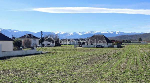 Découvrez cette maison individuelle neuve de 106 m², située dans un environnement calme et résidentiel à Bordes, à deux pas de l’entreprise SAFRAN.
Édifiée sur un terrain de plus de 412 m², en bout d’impasse, cette maison moderne et lumineuse répondra aux normes énergétiques RE2020, vous garantissant confort et économies d’énergie au quotidien.

Vidéos commentées et visite virtuelle disponibles sur demande.

🏠 Composition :

Rez-de-chaussée :
Spacieuse pièce de vie exposée plein sud et Est avec grandes baies vitrées
Cuisine ouverte sur le séjour entièrement équipée
Suite parentale avec chambre, dressing et salle d’eau privative
WC indépendant 
Cellier/Buanderie
Garage attenant

Étage :
Trois chambres confortables
Salle de bains familiale avec baignoire
WC.

🌿 Les atouts :
Construction neuve et contemporaine
Terrasse en dur
Exposition idéale Sud
Quartier calme et recherché
Proximité immédiate de SAFRAN et des commodités
Vue Pyrénées

Idéale pour une famille souhaitant s’installer dans un cadre paisible tout en restant proche de Pau et des bassins d’emploi environnants.

📞 Contactez moi dès maintenant pour obtenir plus de renseignements.