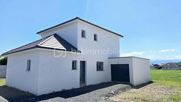 Découvrez cette maison individuelle neuve de 106 m², située dans un environnement calme et résidentiel à Bordes, à deux pas de l’entreprise SAFRAN.
Édifiée sur un terrain de plus de 412 m², en bout d’impasse, cette maison moderne et lumineuse répondra aux normes énergétiques RE2020, vous garantissant confort et économies d’énergie au quotidien.

Vidéos commentées et visite virtuelle disponibles sur demande.

🏠 Composition :

Rez-de-chaussée :
Spacieuse pièce de vie exposée plein sud et Est avec grandes baies vitrées
Cuisine ouverte sur le séjour entièrement équipée
Suite parentale avec chambre, dressing et salle d’eau privative
WC indépendant 
Cellier/Buanderie
Garage attenant

Étage :
Trois chambres confortables
Salle de bains familiale avec baignoire
WC.

🌿 Les atouts :
Construction neuve et contemporaine
Terrasse en dur
Exposition idéale Sud
Quartier calme et recherché
Proximité immédiate de SAFRAN et des commodités
Vue Pyrénées

Idéale pour une famille souhaitant s’installer dans un cadre paisible tout en restant proche de Pau et des bassins d’emploi environnants.

📞 Contactez moi dès maintenant pour obtenir plus de renseignements.