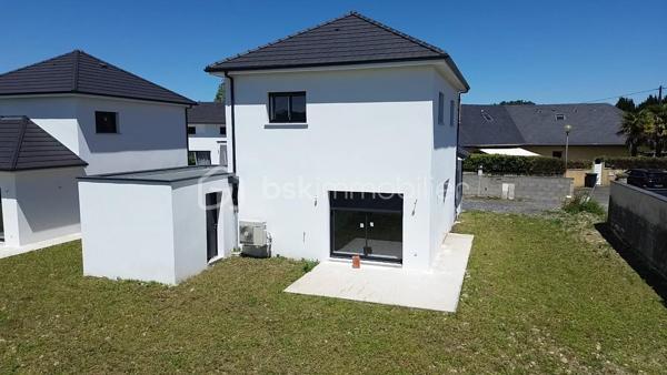 Découvrez cette maison individuelle neuve de 106 m², située dans un environnement calme et résidentiel à Bordes, à deux pas de l’entreprise SAFRAN.
Édifiée sur un terrain de plus de 412 m², en bout d’impasse, cette maison moderne et lumineuse répondra aux normes énergétiques RE2020, vous garantissant confort et économies d’énergie au quotidien.

Vidéos commentées et visite virtuelle disponibles sur demande.

🏠 Composition :

Rez-de-chaussée :
Spacieuse pièce de vie exposée plein sud et Est avec grandes baies vitrées
Cuisine ouverte sur le séjour entièrement équipée
Suite parentale avec chambre, dressing et salle d’eau privative
WC indépendant 
Cellier/Buanderie
Garage attenant

Étage :
Trois chambres confortables
Salle de bains familiale avec baignoire
WC.

🌿 Les atouts :
Construction neuve et contemporaine
Terrasse en dur
Exposition idéale Sud
Quartier calme et recherché
Proximité immédiate de SAFRAN et des commodités
Vue Pyrénées

Idéale pour une famille souhaitant s’installer dans un cadre paisible tout en restant proche de Pau et des bassins d’emploi environnants.

📞 Contactez moi dès maintenant pour obtenir plus de renseignements.