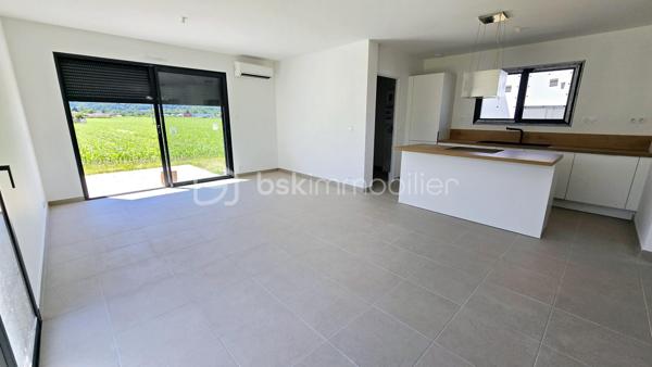 Découvrez cette maison individuelle neuve de 106 m², située dans un environnement calme et résidentiel à Bordes, à deux pas de l’entreprise SAFRAN.
Édifiée sur un terrain de plus de 412 m², en bout d’impasse, cette maison moderne et lumineuse répondra aux normes énergétiques RE2020, vous garantissant confort et économies d’énergie au quotidien.

Vidéos commentées et visite virtuelle disponibles sur demande.

🏠 Composition :

Rez-de-chaussée :
Spacieuse pièce de vie exposée plein sud et Est avec grandes baies vitrées
Cuisine ouverte sur le séjour entièrement équipée
Suite parentale avec chambre, dressing et salle d’eau privative
WC indépendant 
Cellier/Buanderie
Garage attenant

Étage :
Trois chambres confortables
Salle de bains familiale avec baignoire
WC.

🌿 Les atouts :
Construction neuve et contemporaine
Terrasse en dur
Exposition idéale Sud
Quartier calme et recherché
Proximité immédiate de SAFRAN et des commodités
Vue Pyrénées

Idéale pour une famille souhaitant s’installer dans un cadre paisible tout en restant proche de Pau et des bassins d’emploi environnants.

📞 Contactez moi dès maintenant pour obtenir plus de renseignements.