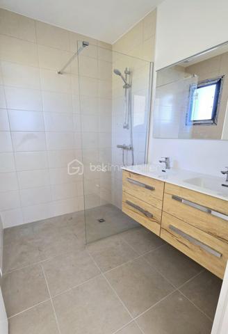 Découvrez cette maison individuelle neuve de 106 m², située dans un environnement calme et résidentiel à Bordes, à deux pas de l’entreprise SAFRAN.
Édifiée sur un terrain de plus de 412 m², en bout d’impasse, cette maison moderne et lumineuse répondra aux normes énergétiques RE2020, vous garantissant confort et économies d’énergie au quotidien.

Vidéos commentées et visite virtuelle disponibles sur demande.

🏠 Composition :

Rez-de-chaussée :
Spacieuse pièce de vie exposée plein sud et Est avec grandes baies vitrées
Cuisine ouverte sur le séjour entièrement équipée
Suite parentale avec chambre, dressing et salle d’eau privative
WC indépendant 
Cellier/Buanderie
Garage attenant

Étage :
Trois chambres confortables
Salle de bains familiale avec baignoire
WC.

🌿 Les atouts :
Construction neuve et contemporaine
Terrasse en dur
Exposition idéale Sud
Quartier calme et recherché
Proximité immédiate de SAFRAN et des commodités
Vue Pyrénées

Idéale pour une famille souhaitant s’installer dans un cadre paisible tout en restant proche de Pau et des bassins d’emploi environnants.

📞 Contactez moi dès maintenant pour obtenir plus de renseignements.