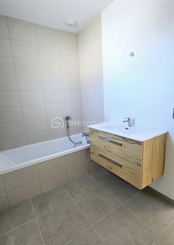Découvrez cette maison individuelle neuve de 106 m², située dans un environnement calme et résidentiel à Bordes, à deux pas de l’entreprise SAFRAN.
Édifiée sur un terrain de plus de 412 m², en bout d’impasse, cette maison moderne et lumineuse répondra aux normes énergétiques RE2020, vous garantissant confort et économies d’énergie au quotidien.

Vidéos commentées et visite virtuelle disponibles sur demande.

🏠 Composition :

Rez-de-chaussée :
Spacieuse pièce de vie exposée plein sud et Est avec grandes baies vitrées
Cuisine ouverte sur le séjour entièrement équipée
Suite parentale avec chambre, dressing et salle d’eau privative
WC indépendant 
Cellier/Buanderie
Garage attenant

Étage :
Trois chambres confortables
Salle de bains familiale avec baignoire
WC.

🌿 Les atouts :
Construction neuve et contemporaine
Terrasse en dur
Exposition idéale Sud
Quartier calme et recherché
Proximité immédiate de SAFRAN et des commodités
Vue Pyrénées

Idéale pour une famille souhaitant s’installer dans un cadre paisible tout en restant proche de Pau et des bassins d’emploi environnants.

📞 Contactez moi dès maintenant pour obtenir plus de renseignements.