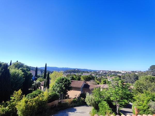 Au nord d'Aix, villa avec studio, jardin, garage et vue 615 000 € H.A.I.*