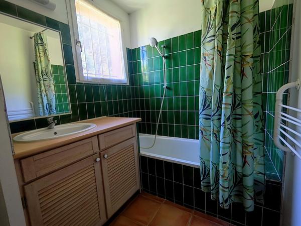 Au nord d'Aix, villa avec studio, jardin, garage et vue 615 000 € H.A.I.*