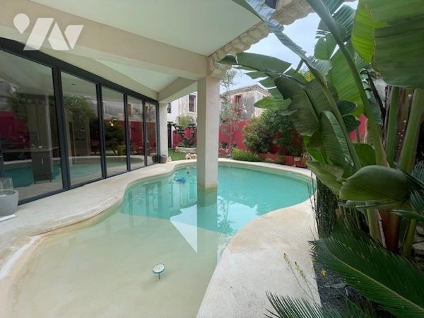 Propriété de caractère Type 6  avec piscine garage dépendances à vendre à Vergèze dans le Gard (30).