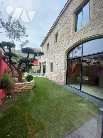 Propriété de caractère Type 6  avec piscine garage dépendances à vendre à Vergèze dans le Gard (30).