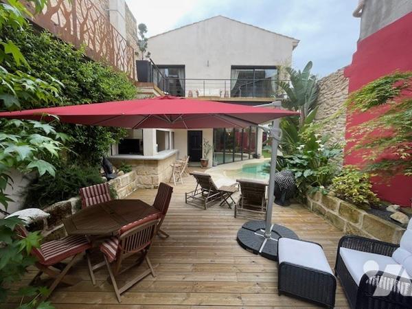 Propriété de caractère Type 6  avec piscine garage dépendances à vendre à Vergèze dans le Gard (30).